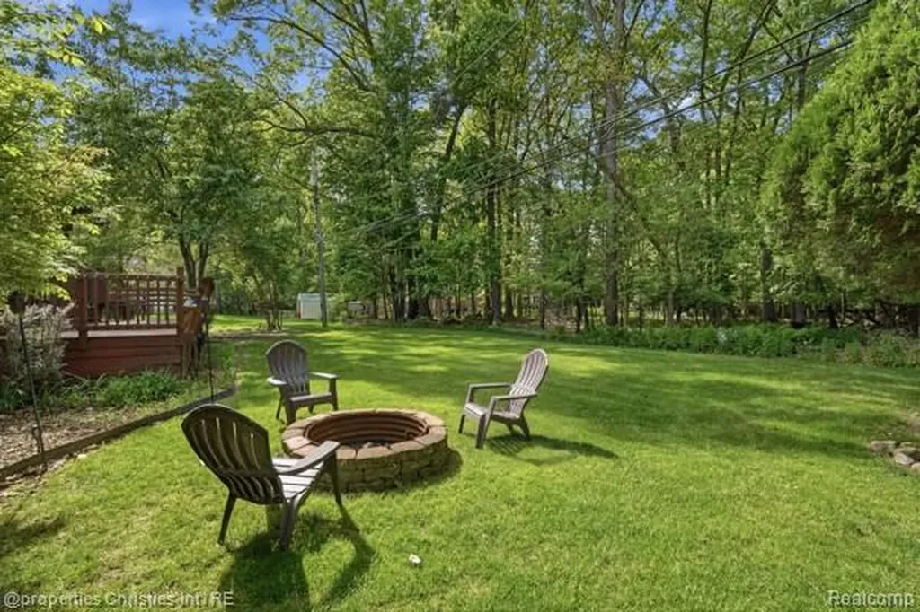 6884 Aeroview Street West Bloomfield Charter Township MI 48324