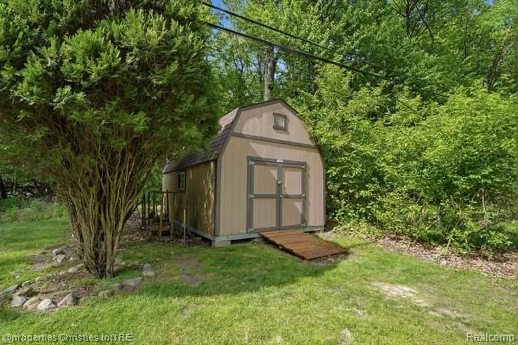 6884 Aeroview Street West Bloomfield Charter Township MI 48324