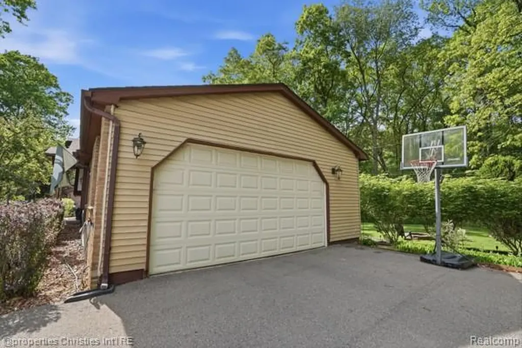6884 Aeroview Street West Bloomfield Charter Township MI 48324
