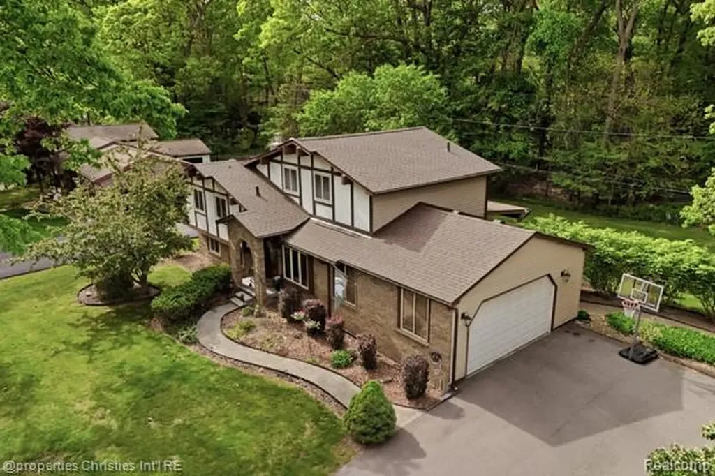 6884 Aeroview Street West Bloomfield Charter Township MI 48324