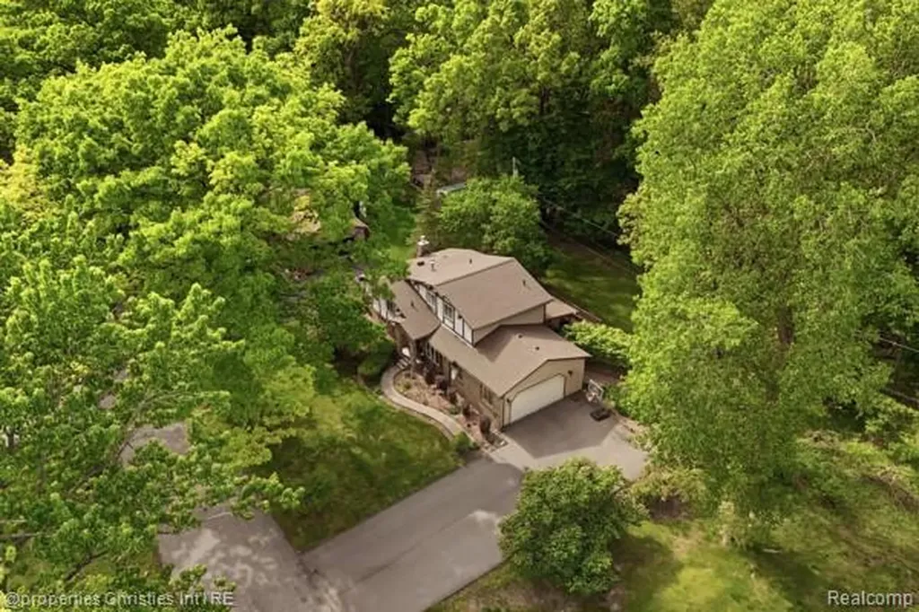 6884 Aeroview Street West Bloomfield Charter Township MI 48324
