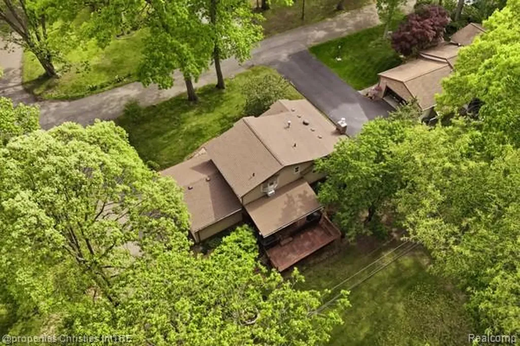6884 Aeroview Street West Bloomfield Charter Township MI 48324