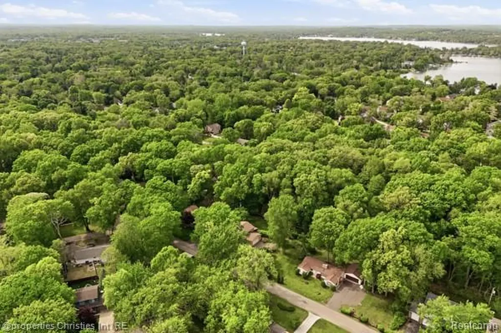6884 Aeroview Street West Bloomfield Charter Township MI 48324