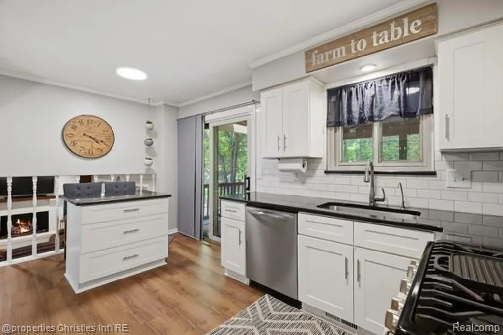 6884 Aeroview Street West Bloomfield Charter Township MI 48324