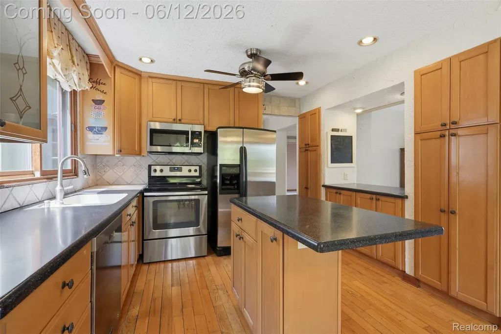 380 Sunset White Lake Charter Township MI 48383