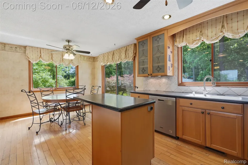 380 Sunset White Lake Charter Township MI 48383