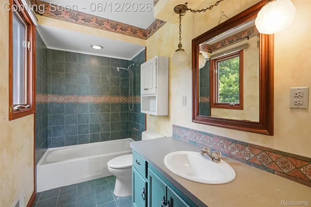 380 Sunset White Lake Charter Township MI 48383