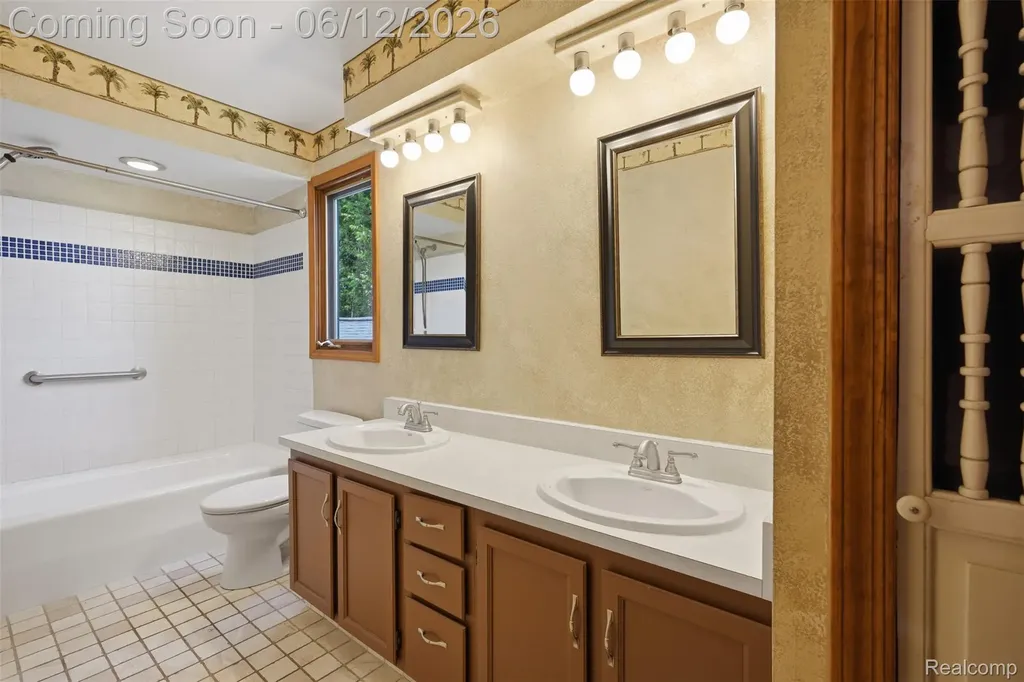 380 Sunset White Lake Charter Township MI 48383