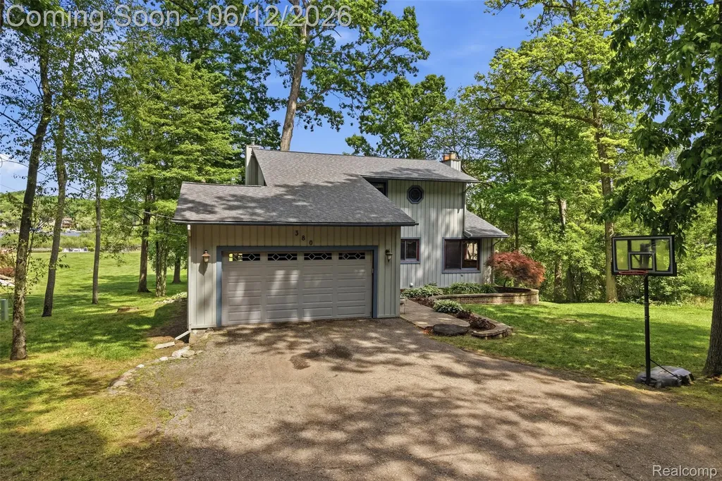 380 Sunset White Lake Charter Township MI 48383