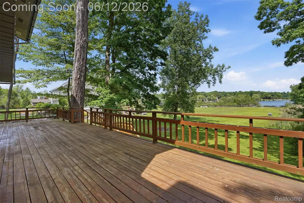 380 Sunset White Lake Charter Township MI 48383