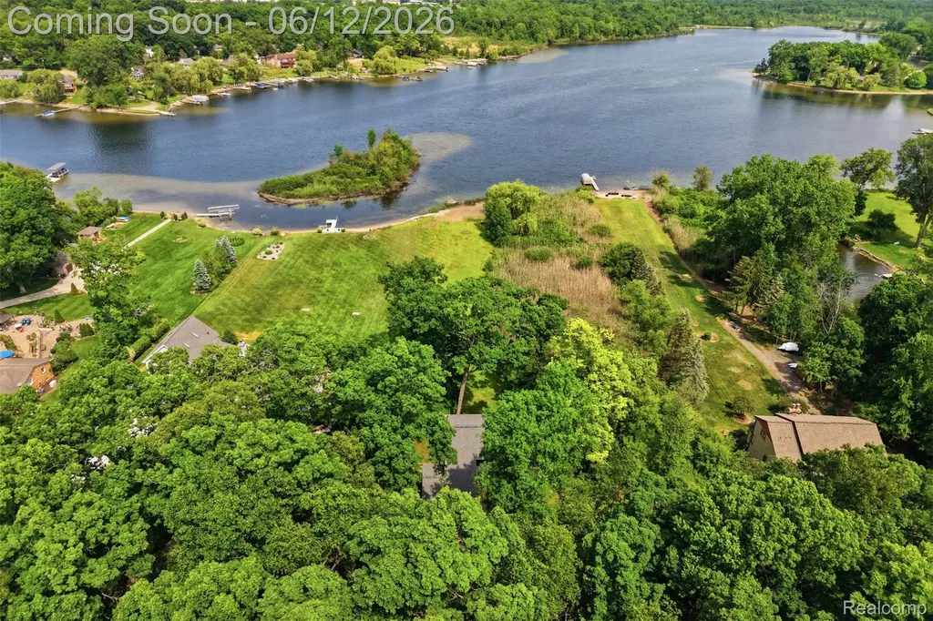 380 Sunset White Lake Charter Township MI 48383