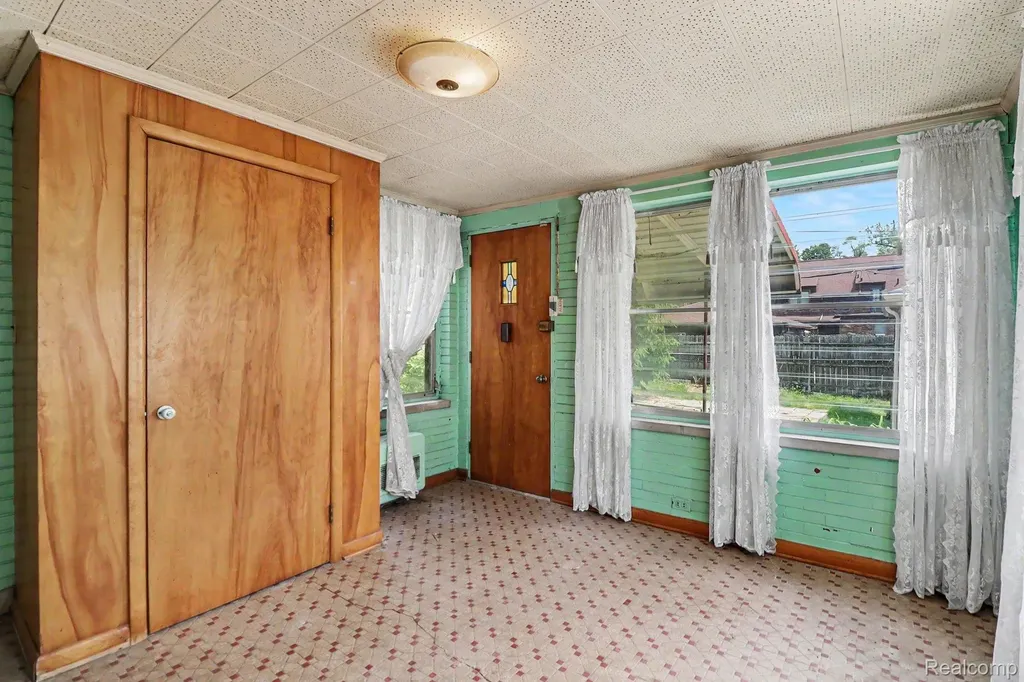 12851 E Outer Drive Detroit City MI 48224