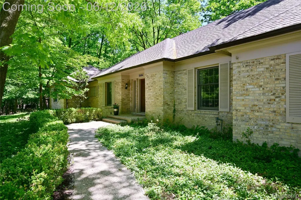 5684 Sussex Court Troy City MI 48098