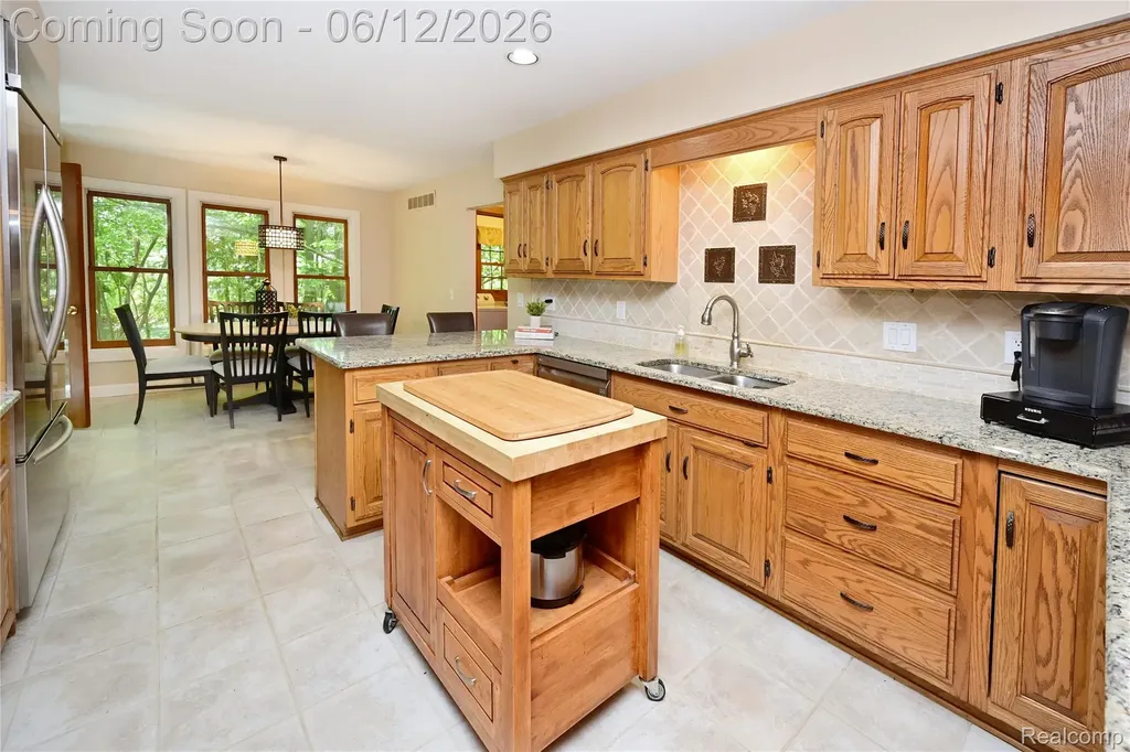 5684 Sussex Court Troy City MI 48098