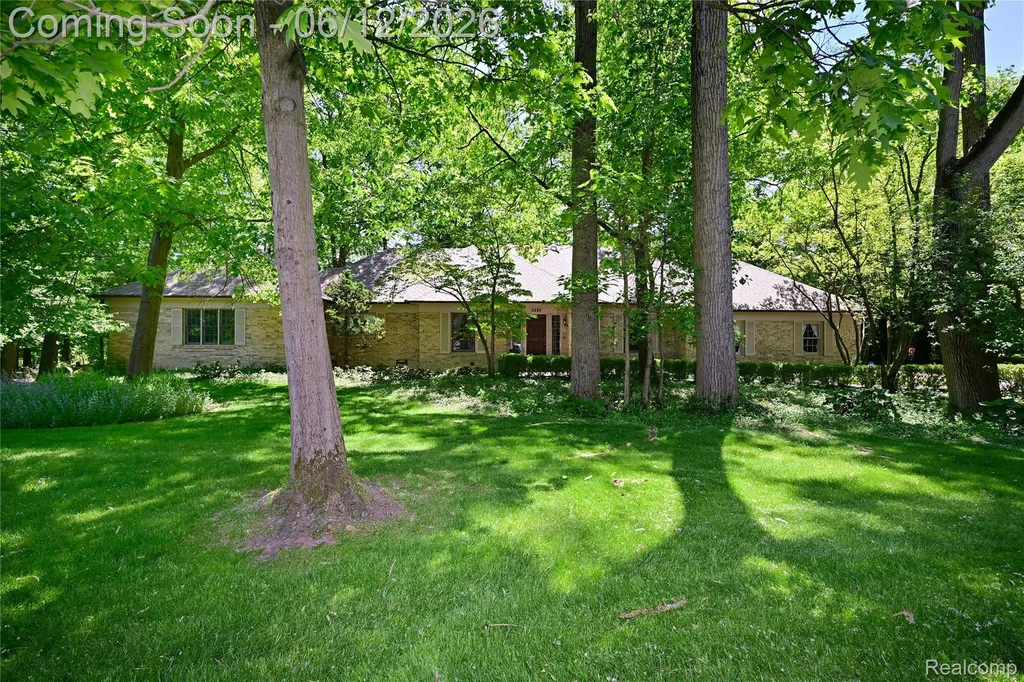 5684 Sussex Court Troy City MI 48098