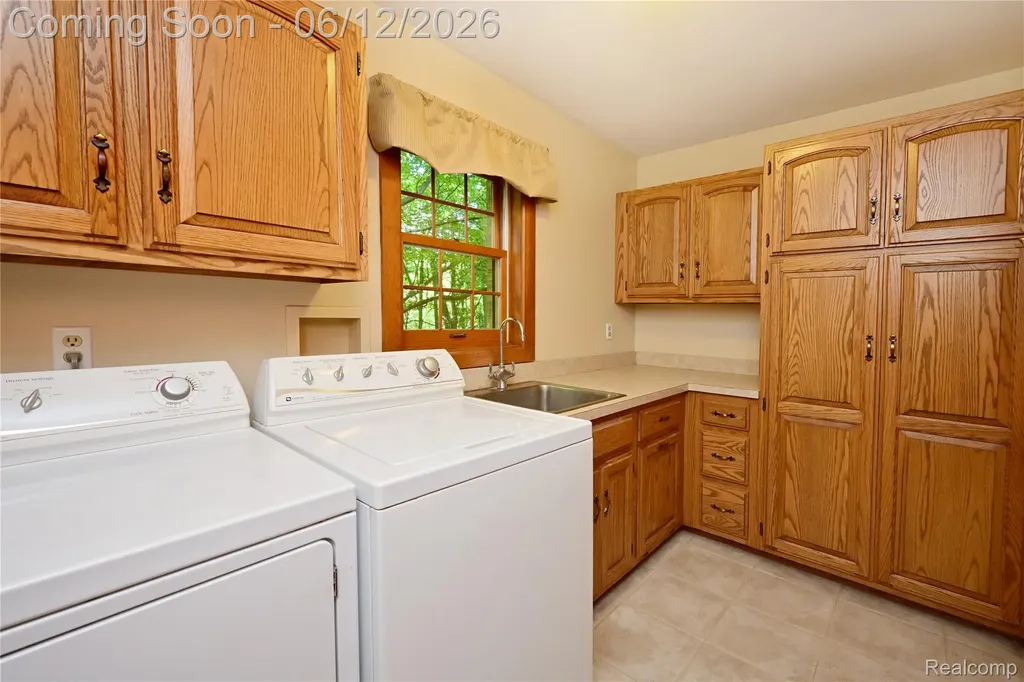 5684 Sussex Court Troy City MI 48098