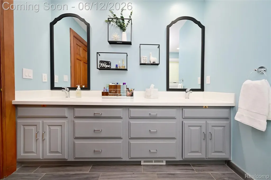 5684 Sussex Court Troy City MI 48098