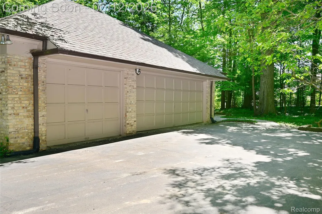 5684 Sussex Court Troy City MI 48098