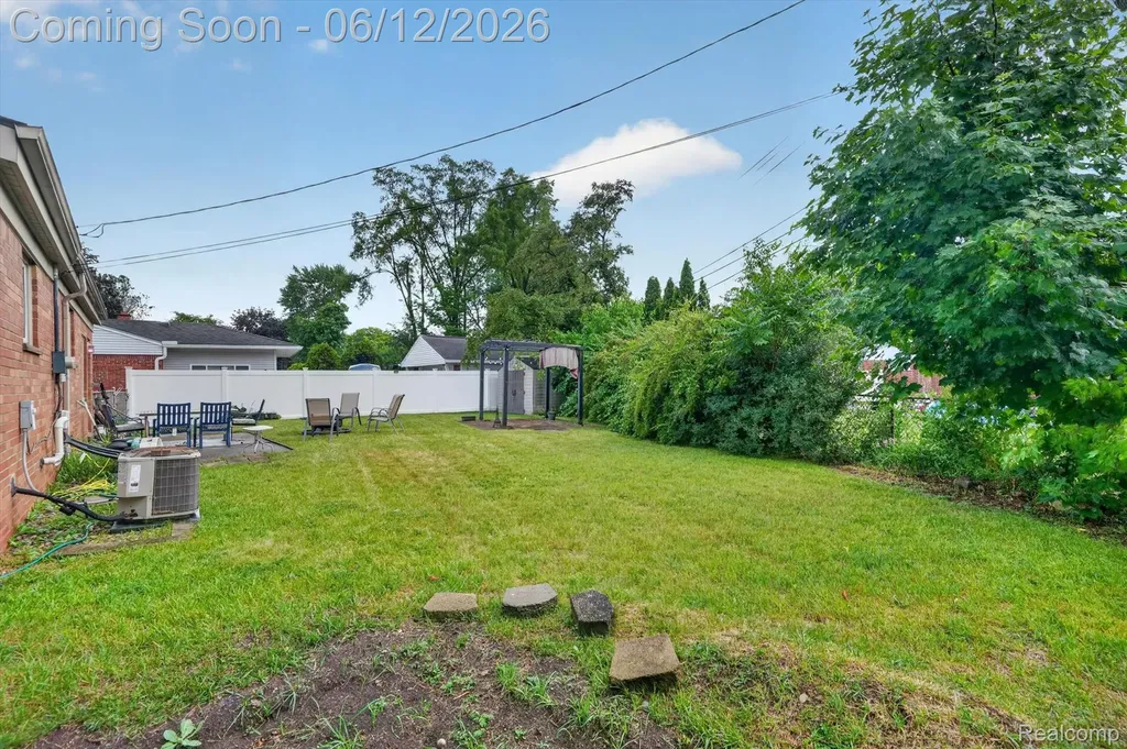 17509 Pershing Street Livonia City MI 48152