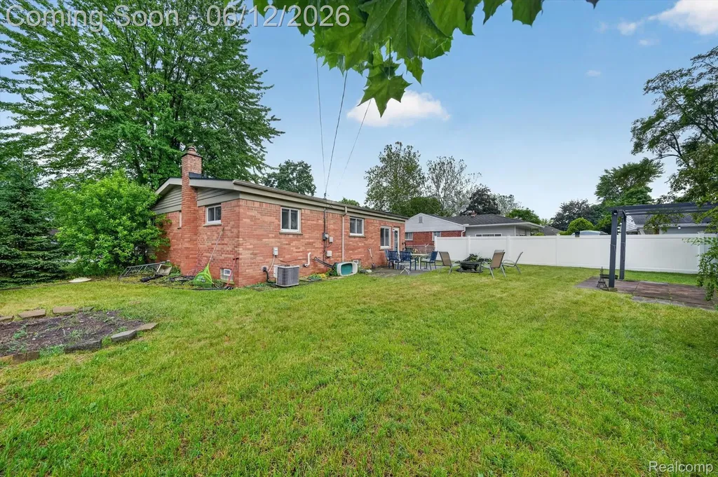 17509 Pershing Street Livonia City MI 48152