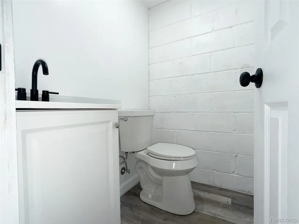17240 Hoover Street Detroit City MI 48205