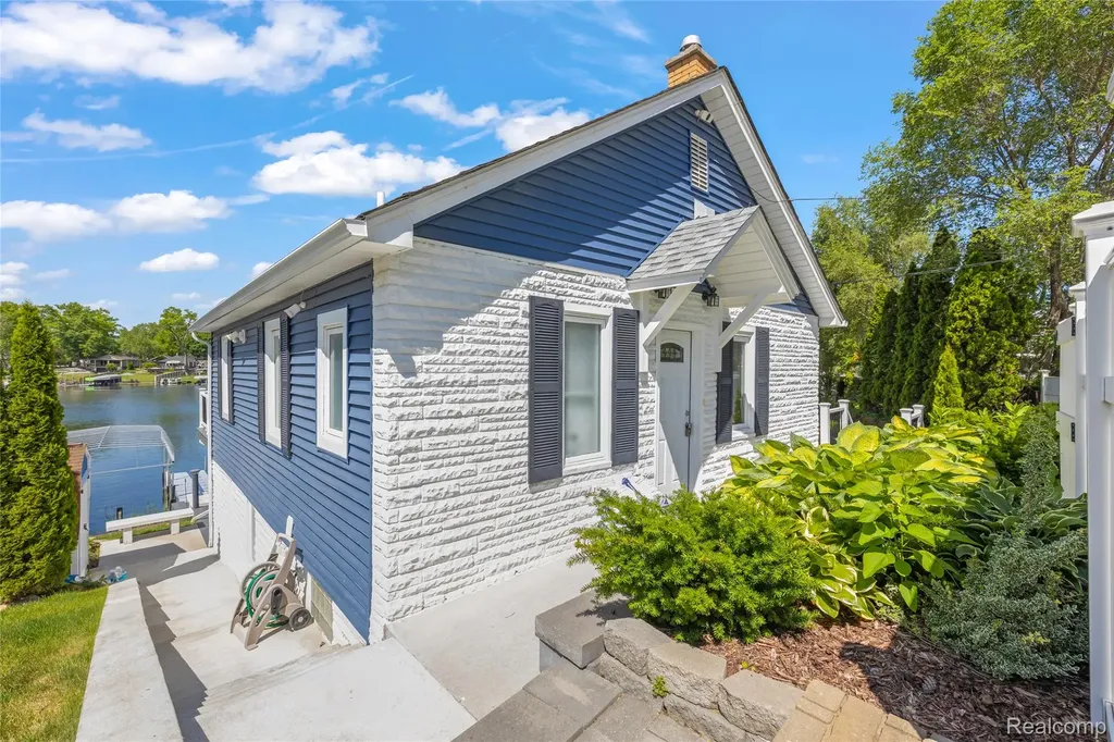 4661 Sashabaw Road Waterford Charter Township MI 48329