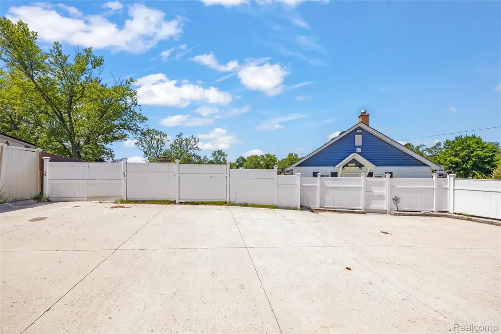 4661 Sashabaw Road Waterford Charter Township MI 48329