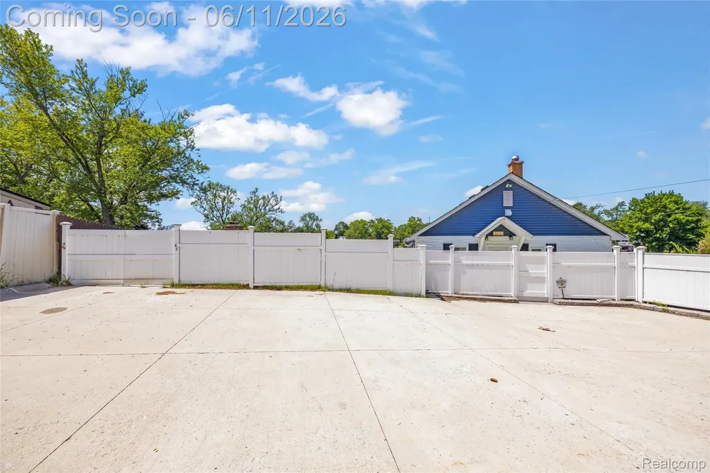 4661 Sashabaw Road Waterford Charter Township MI 48329