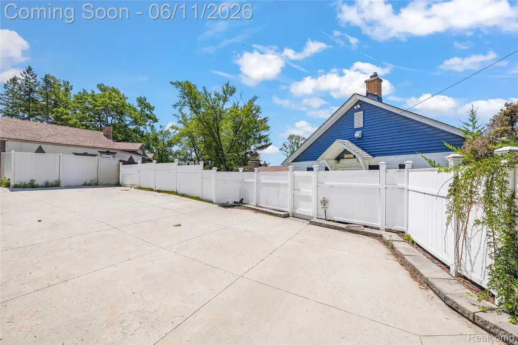 4661 Sashabaw Road Waterford Charter Township MI 48329