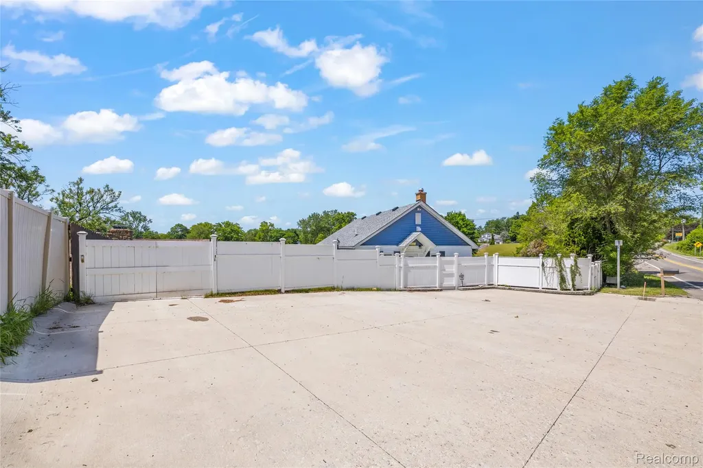 4661 Sashabaw Road Waterford Charter Township MI 48329