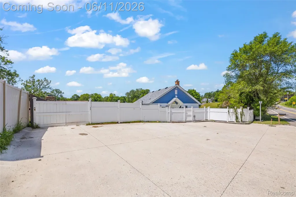 4661 Sashabaw Road Waterford Charter Township MI 48329