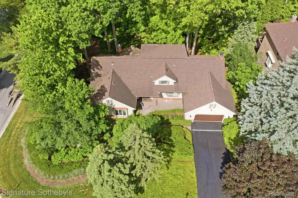 3215 Woodview Lake Road West Bloomfield Charter Township MI 48323