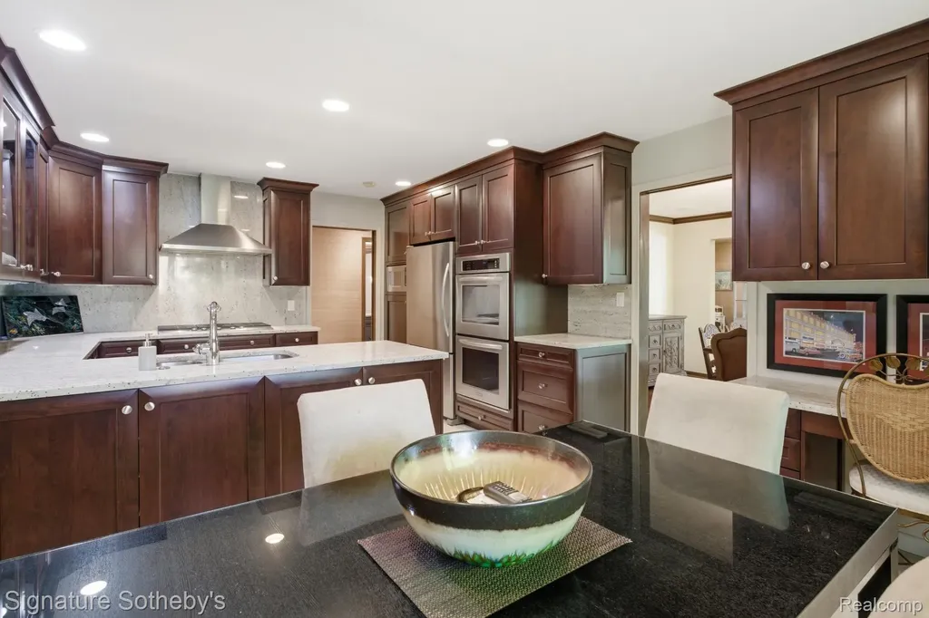 3215 Woodview Lake Road West Bloomfield Charter Township MI 48323