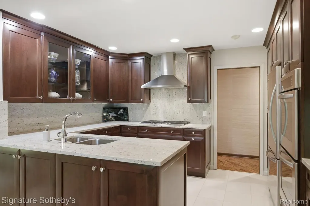 3215 Woodview Lake Road West Bloomfield Charter Township MI 48323