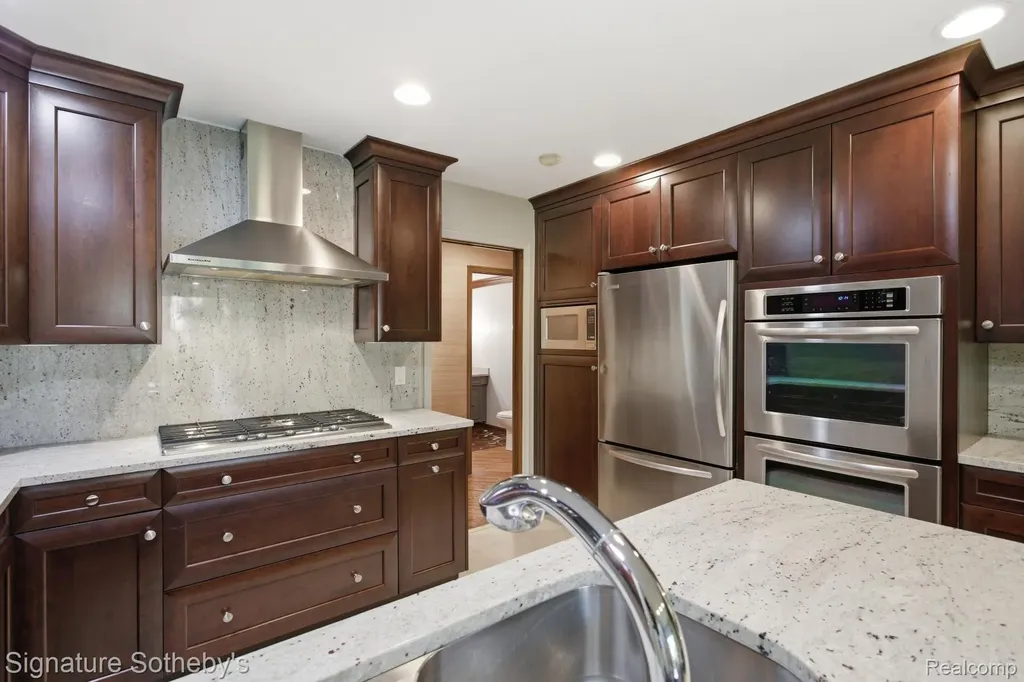 3215 Woodview Lake Road West Bloomfield Charter Township MI 48323