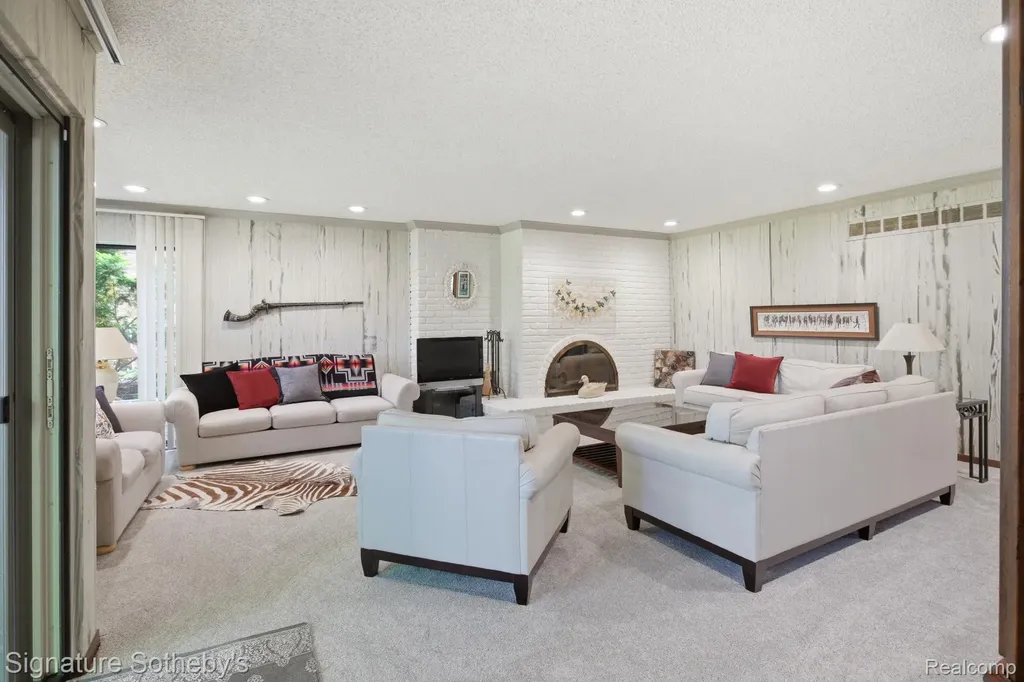 3215 Woodview Lake Road West Bloomfield Charter Township MI 48323