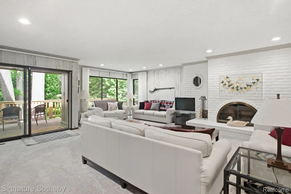 3215 Woodview Lake Road West Bloomfield Charter Township MI 48323