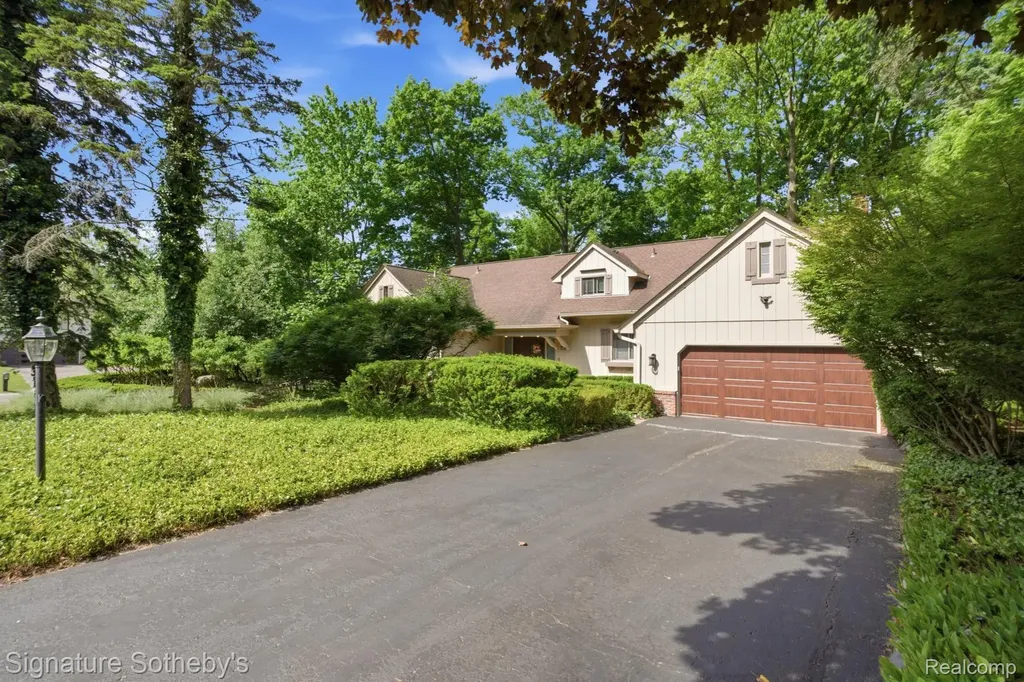 3215 Woodview Lake Road West Bloomfield Charter Township MI 48323