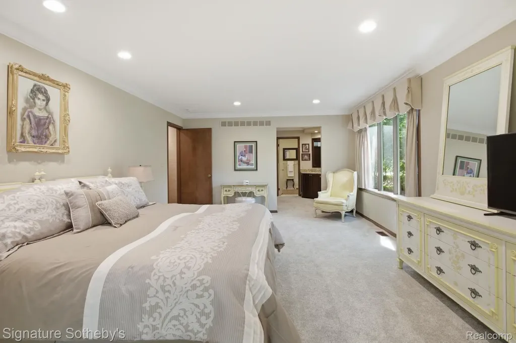 3215 Woodview Lake Road West Bloomfield Charter Township MI 48323
