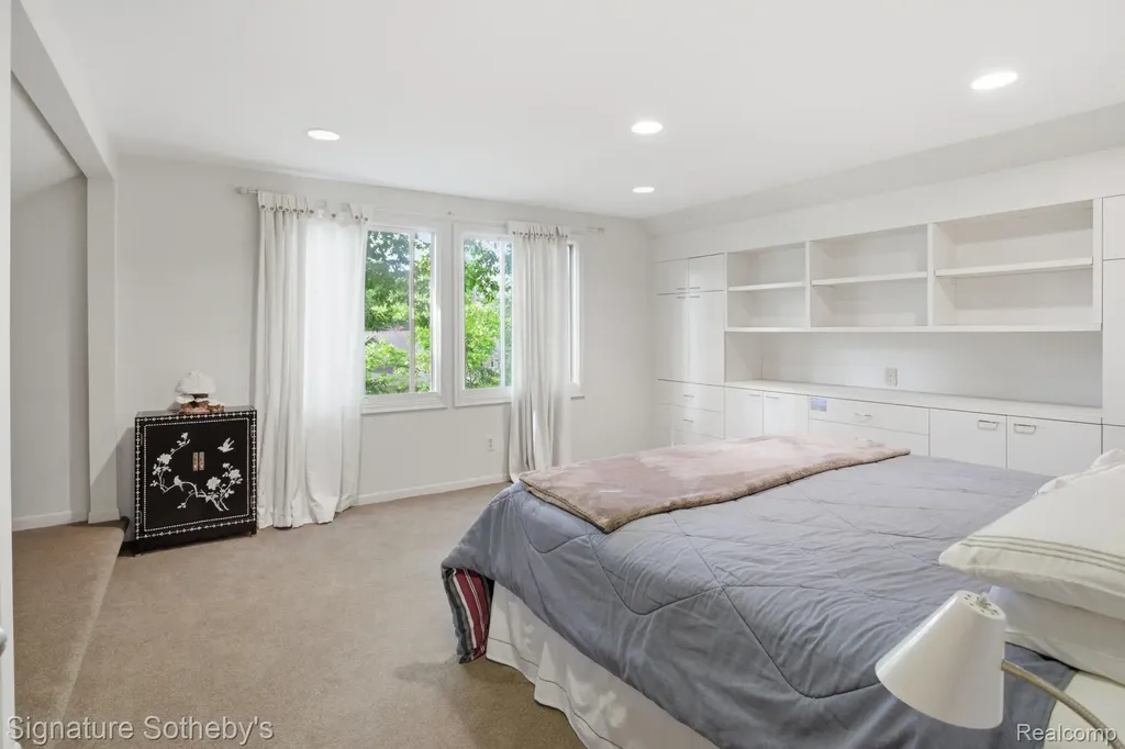 3215 Woodview Lake Road West Bloomfield Charter Township MI 48323