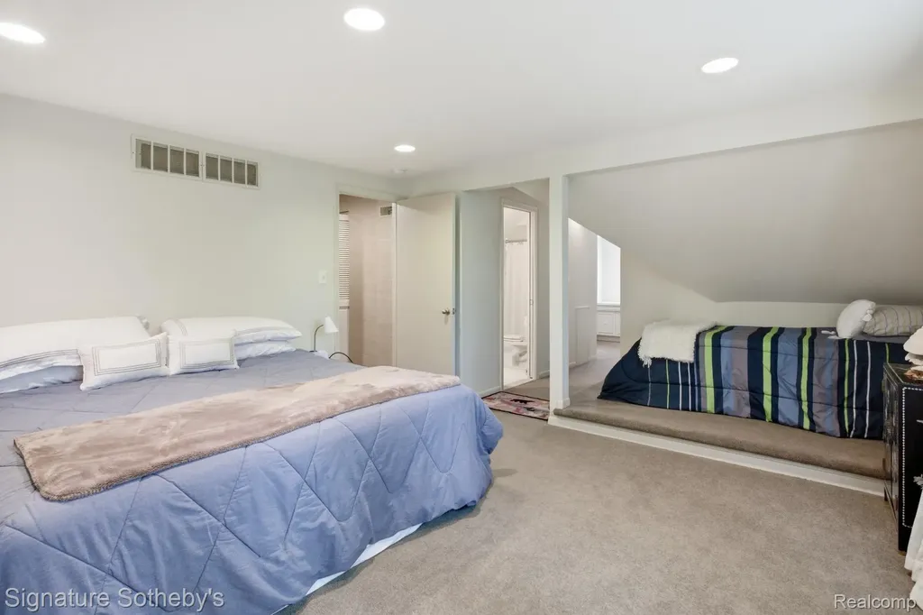 3215 Woodview Lake Road West Bloomfield Charter Township MI 48323