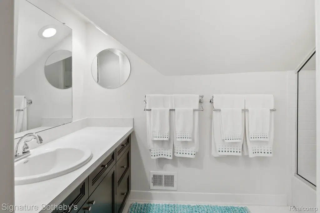 3215 Woodview Lake Road West Bloomfield Charter Township MI 48323
