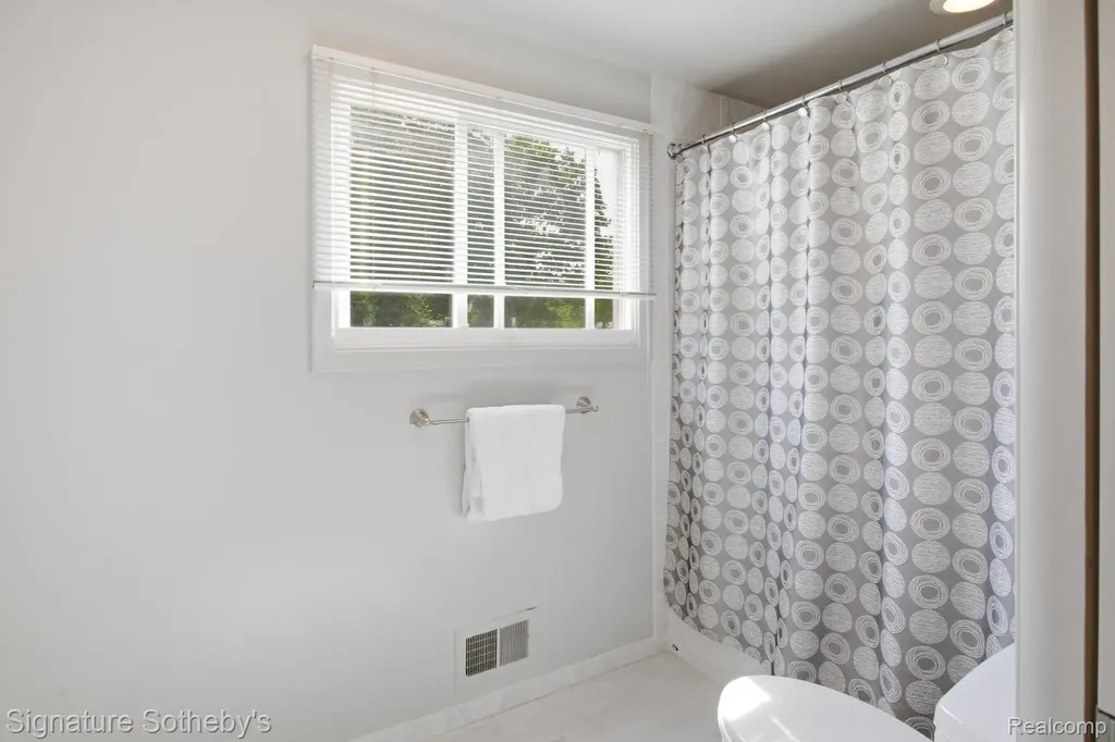 3215 Woodview Lake Road West Bloomfield Charter Township MI 48323
