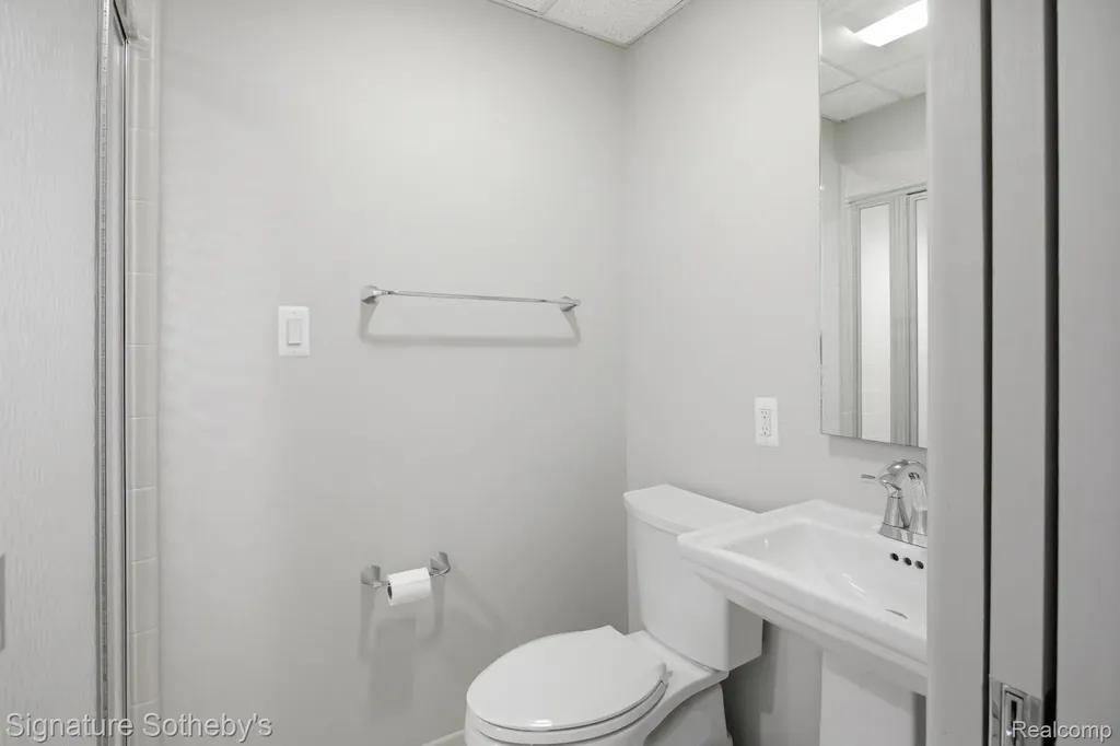 3215 Woodview Lake Road West Bloomfield Charter Township MI 48323
