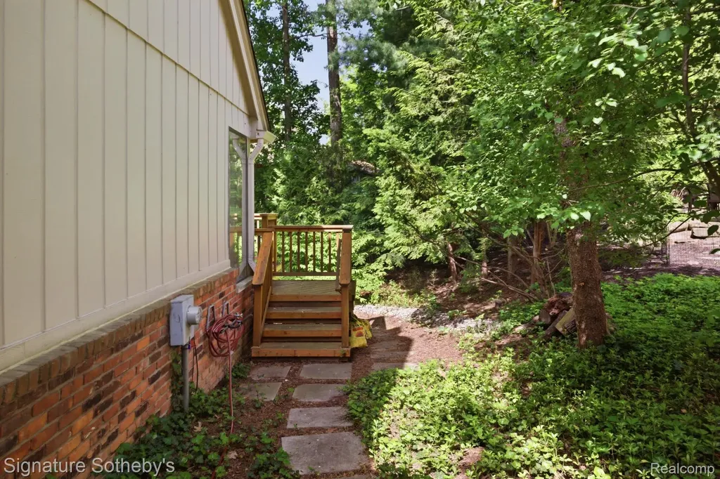 3215 Woodview Lake Road West Bloomfield Charter Township MI 48323