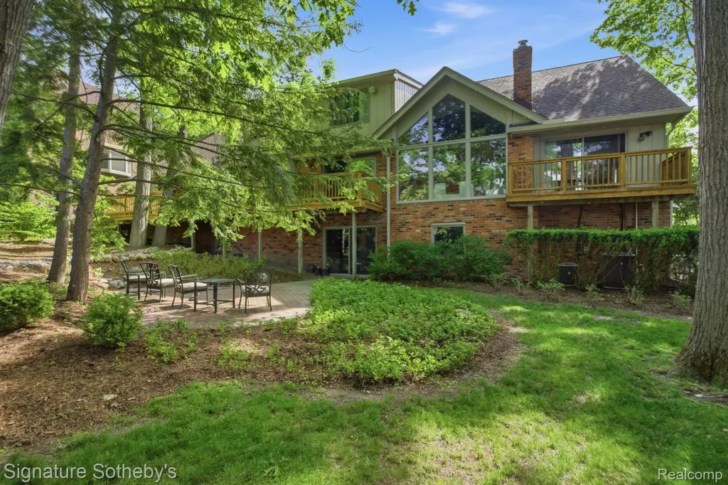 3215 Woodview Lake Road West Bloomfield Charter Township MI 48323