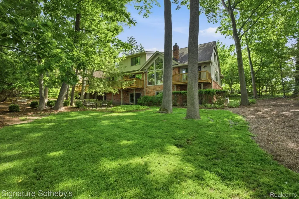 3215 Woodview Lake Road West Bloomfield Charter Township MI 48323