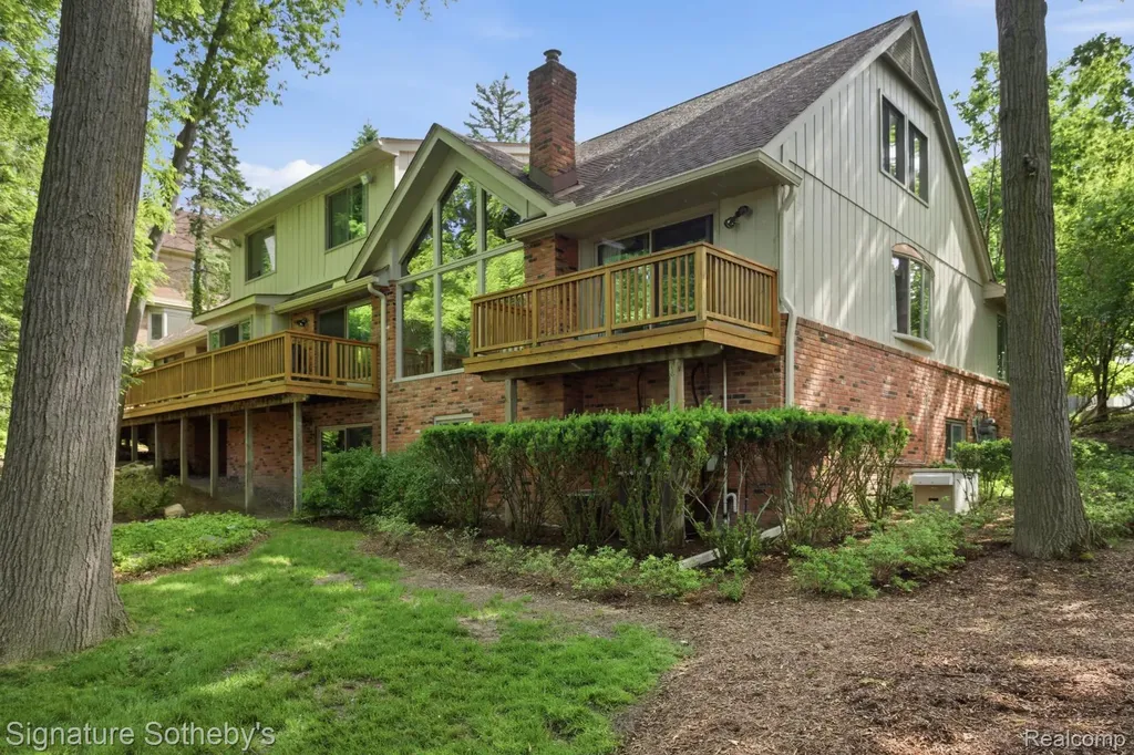 3215 Woodview Lake Road West Bloomfield Charter Township MI 48323
