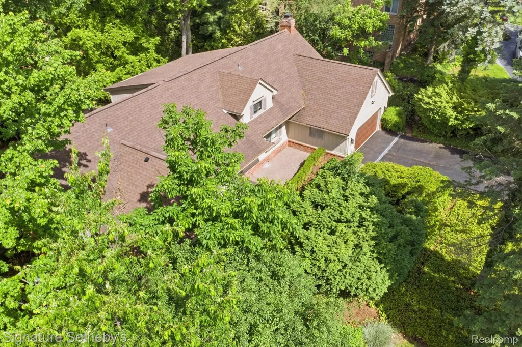 3215 Woodview Lake Road West Bloomfield Charter Township MI 48323