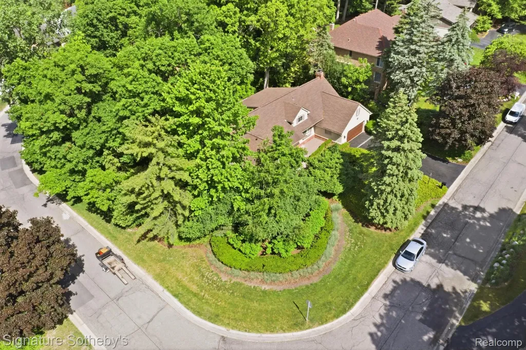 3215 Woodview Lake Road West Bloomfield Charter Township MI 48323